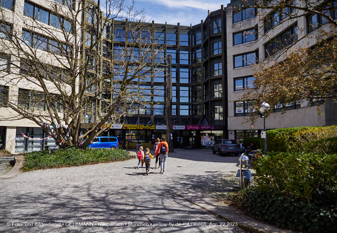 22.04.2023 - Baustelle auf der ehemaligen Allianz-Versicherung in Neuperlach